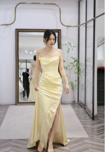 Niulatu Yellow Strapless Sheath Satin Bridesmaid Dresses with Slits Yellow Formal Evening Dress HZ1026